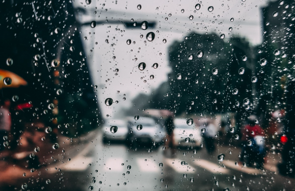 Moti për sot: Mëngjesi dhe mbrëmja me reshje lokale shiu