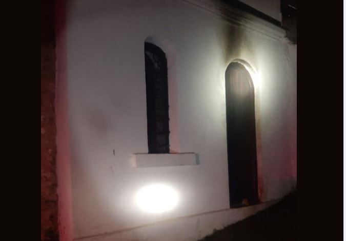 Persona të panjohur tentojnë ta djegin një kishë në Prizren