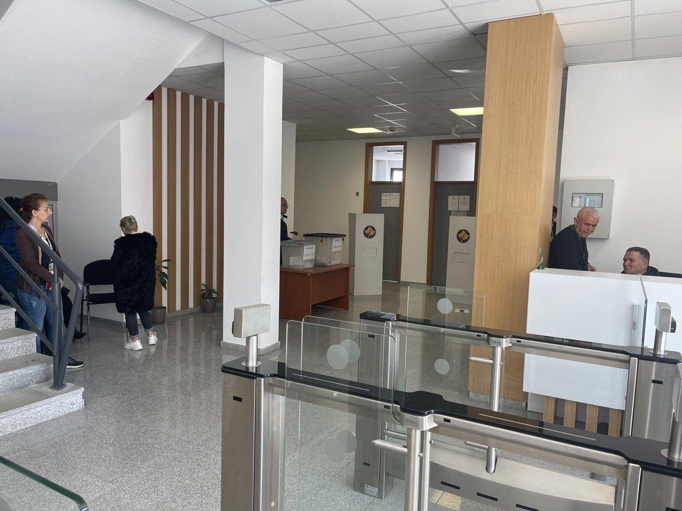 Dy orë nga hapja e qendrave të votimit, në Kodrën e Minatorëve kanë votuar vetëm dy qytetarë