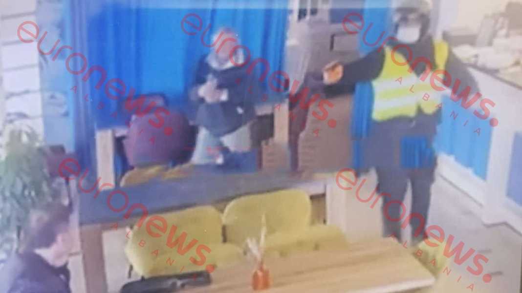 Viktima duke pirë kafe, momenti i ekzekutimit të biznesmenit në Shëngjin