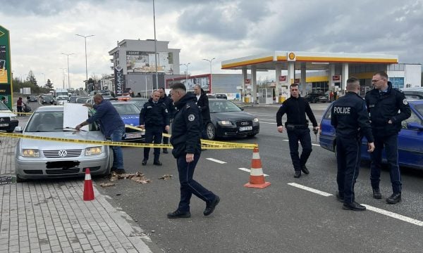 Gjendet i vdekur një burrë në një veturë në Gjakovë